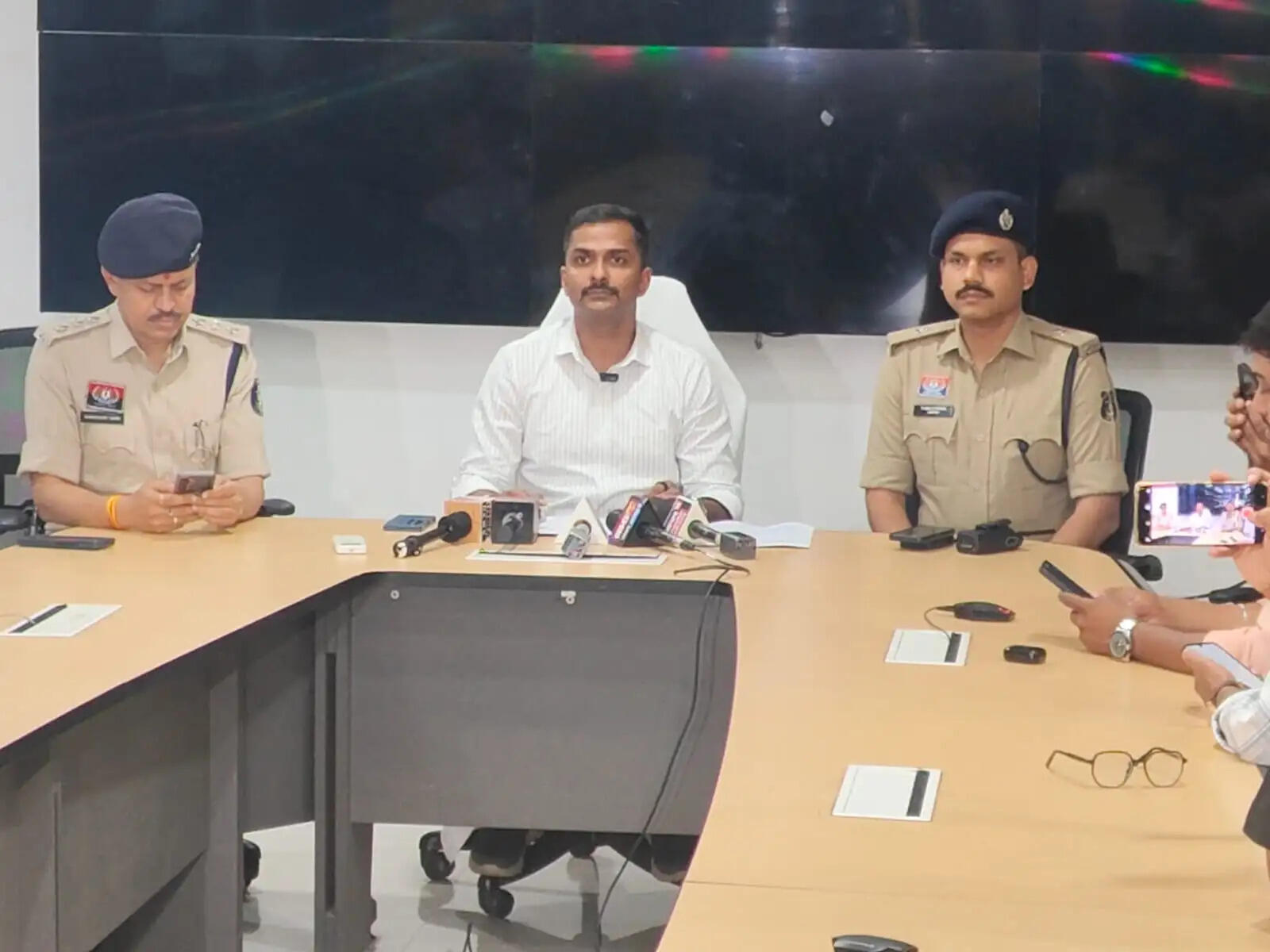 फर्जी केंद्रीय अधिकारी बनकर लाखों की ठगी करने वाला आरोपित गिरफ्तार