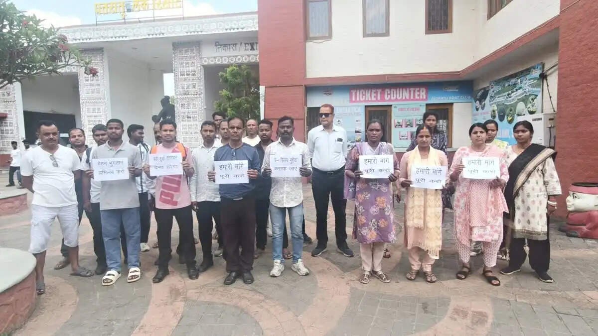 हड़ताल पर गए पतरातू लेक रिजॉर्ट के सिक्योरिटी गार्ड्स
