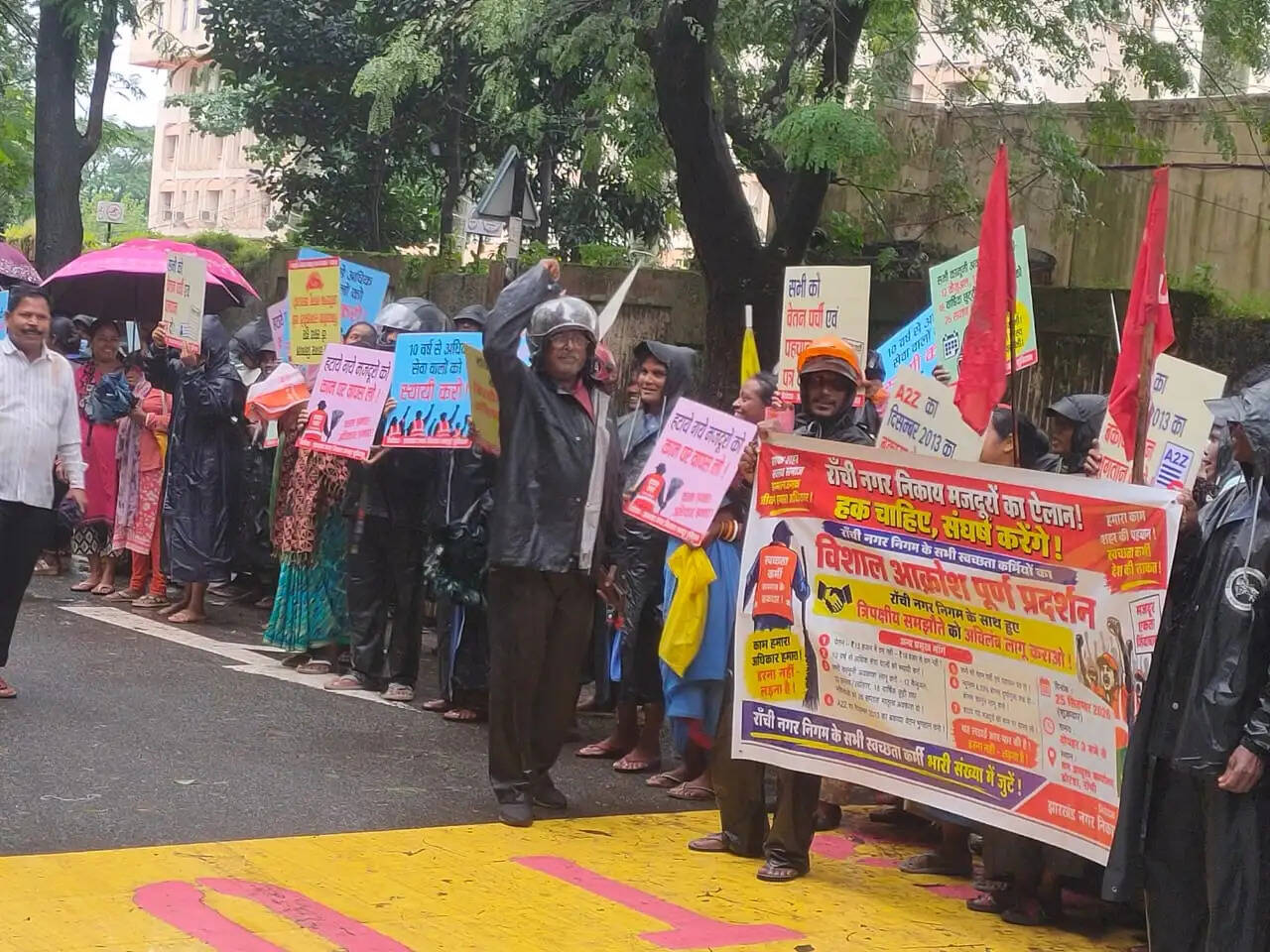 श्रमायुक्त से वार्ता के बाद नगर निकाय मजदूरों का प्रदर्शन स्थगित