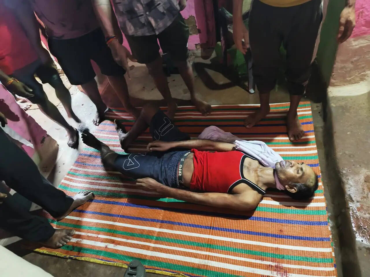 अनूपपुर: रात में खाना देने में देरी पर पत्नी पर कुल्हाड़ी से हमला, दिन में पति ने फांसी लगाकर दी जान