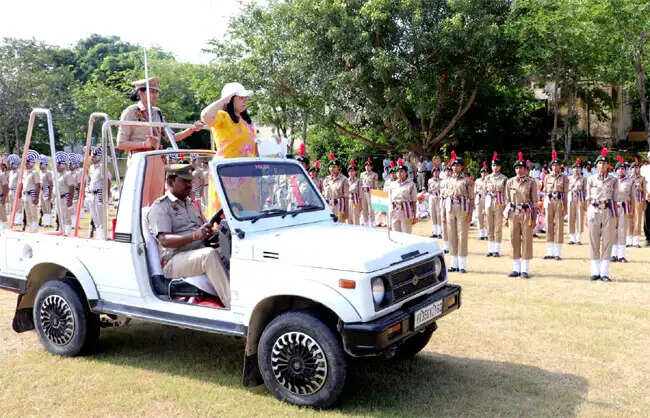 नारनौल में उपायुक्त अनुपमा अंजली ने ध्वजारोहण कर मार्च पास्ट की सलामी ली