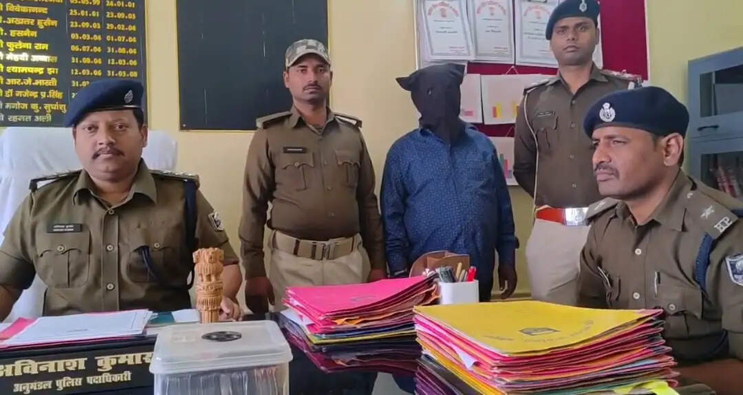 मधेपुरा पुलिस की बड़ी कार्रवाई: 3.5 किलो गांजा, 9.39 लाख नकद और बाइक के साथ तस्कर गिरफ्तार