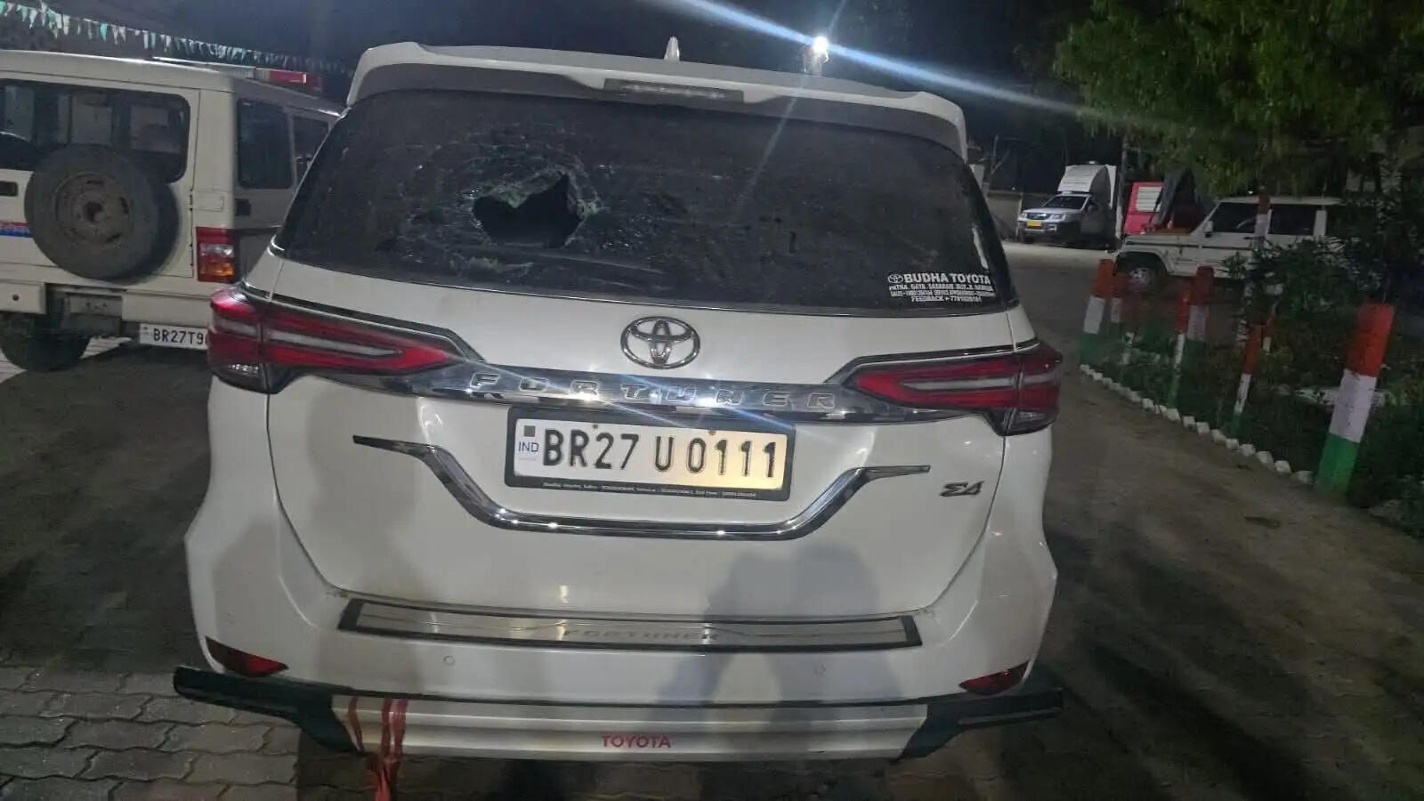 हमले में बाल बाल बच्चे शिक्षाविद डॉ अनुज , वाहन क्षतिग्रस्त,