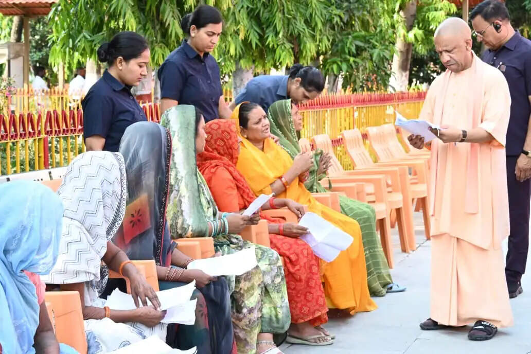 जनता की समस्याओं का शीघ्र समाधान कराएं अधिकारी : मुख्यमंत्री योगी