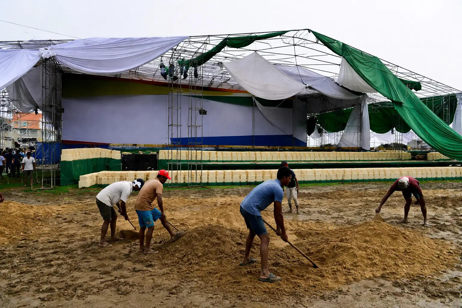 चंद्रकोना में ममता बनर्जी की सभा से पहले आंधी-बारिश से मंच क्षतिग्रस्त