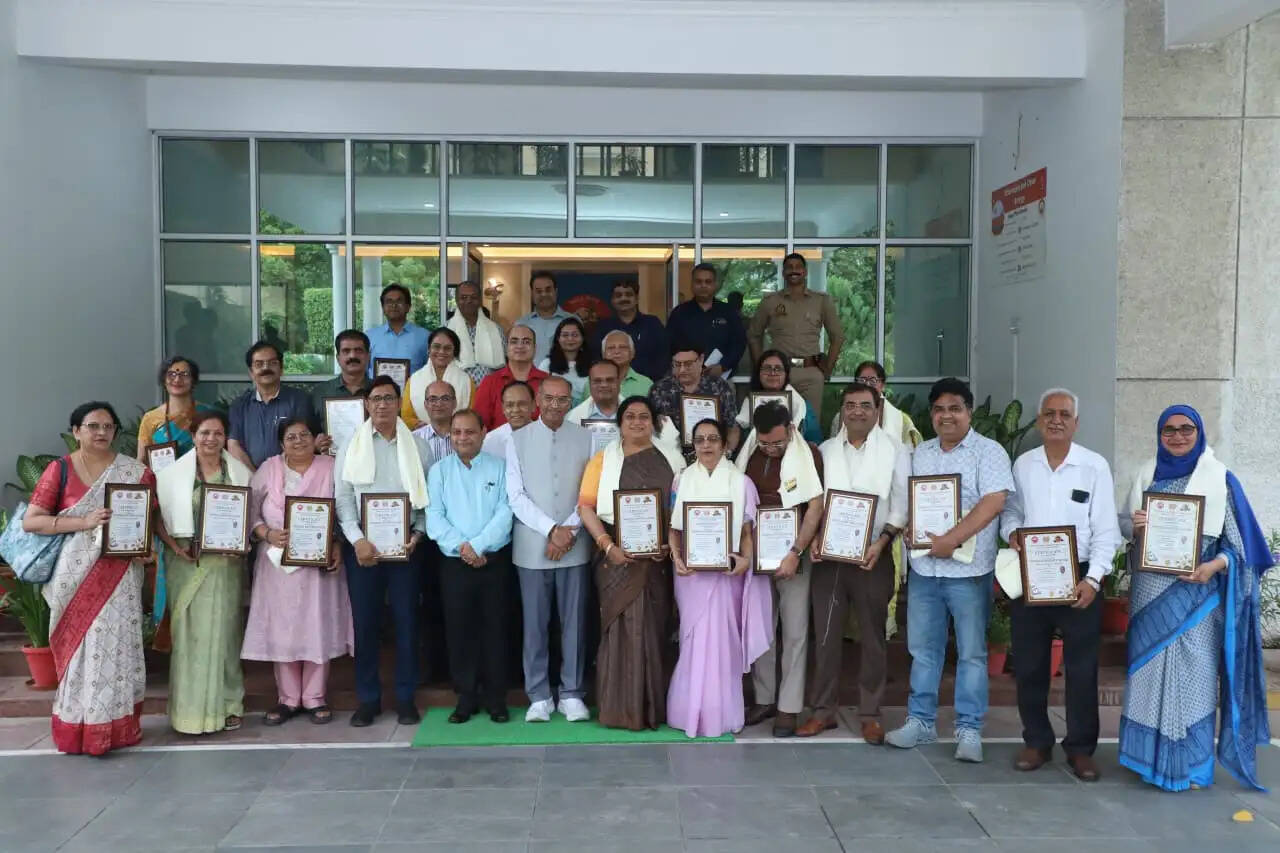 डॉक्टर्स डे पर चिकित्सकों का सम्मान, एआई आधारित स्वास्थ्य अनुसंधान पर जोर : कुलपति