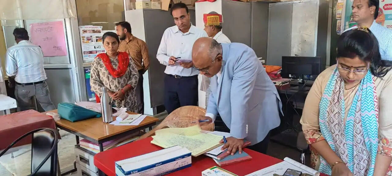 प्राथमिक स्वास्थ्य केंद्र पहुंचे जिलाधिकारी, अनुपस्थित डाक्टर समेत पांच कर्मचारियों का कटेगा एक दिन का वेतन