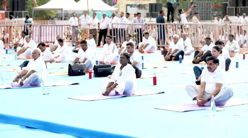 (अपडेट) योग विश्व को हमारी सांस्कृतिक धरोहर का एक अनमोल उपहार है : द्रौपदी मुर्मु