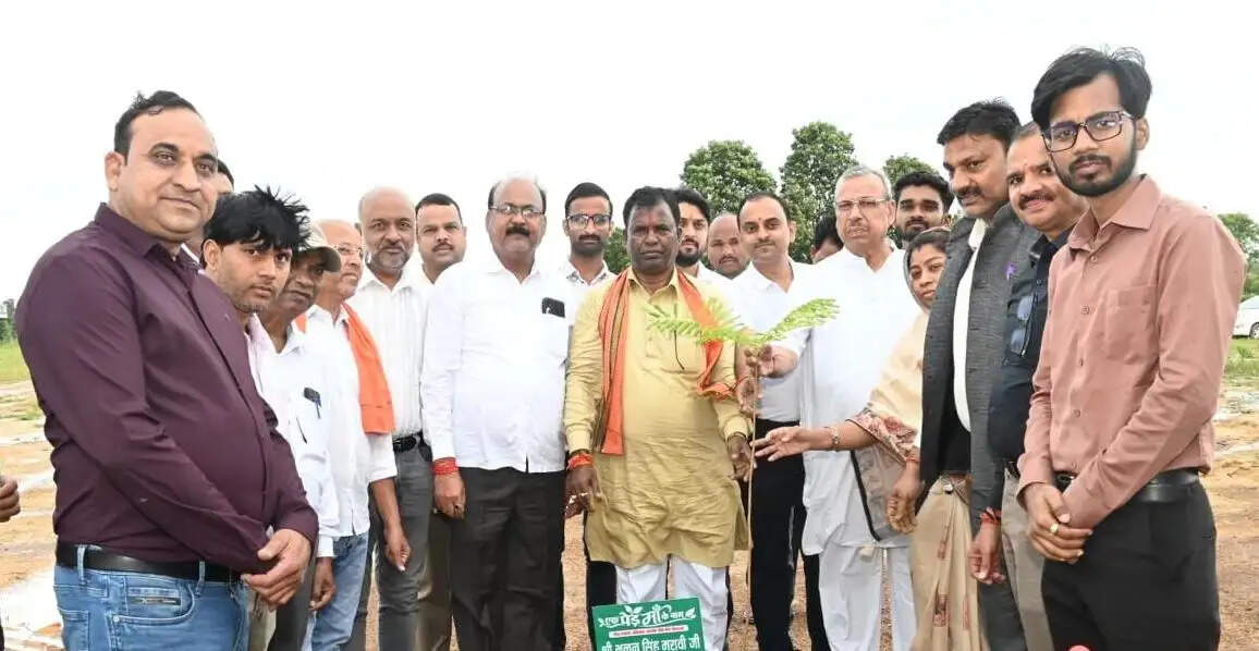 अटल विहार परिसर में जनप्रतिनिधियों और ग्रामीणों ने किया पौधरोपण