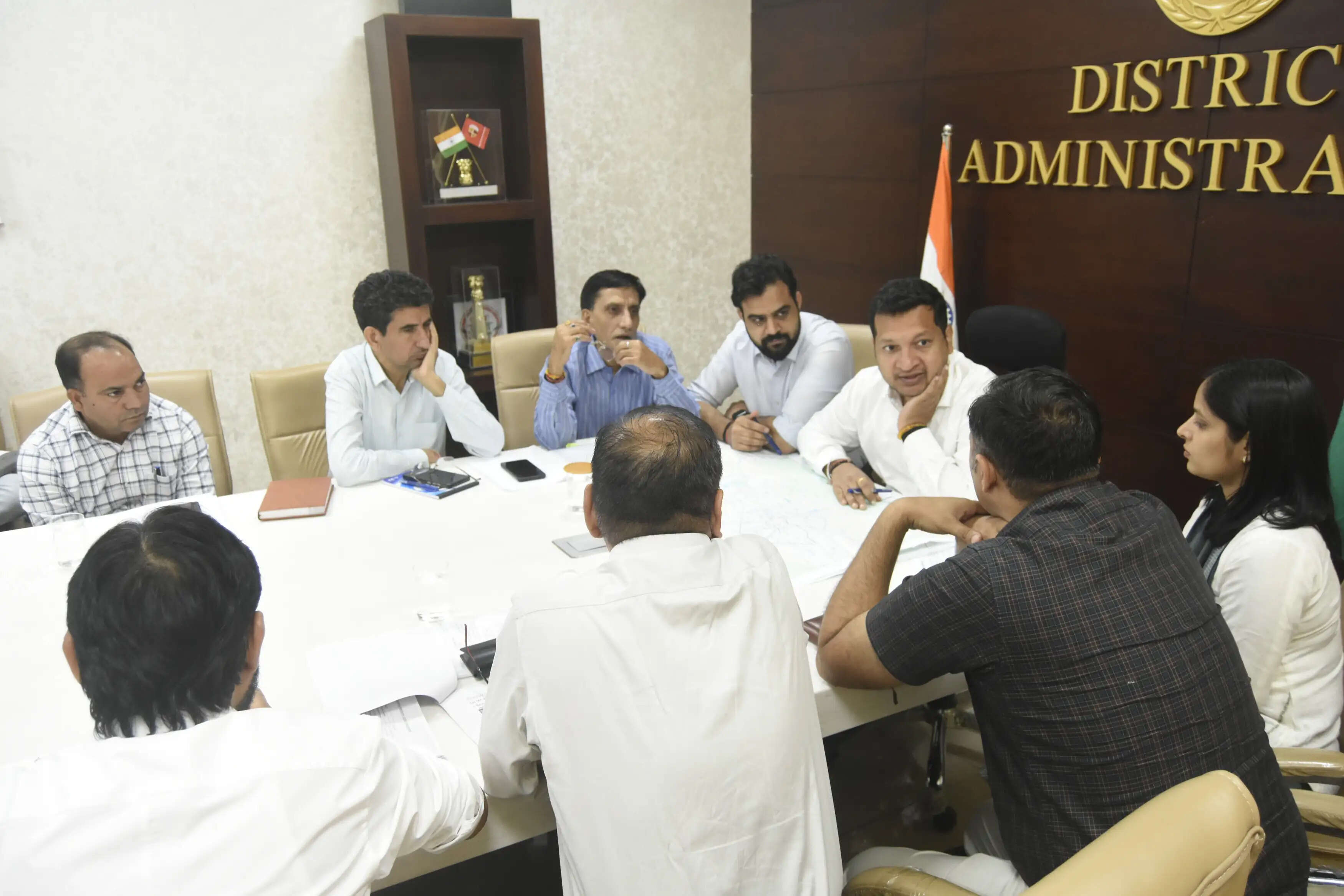 बरसात से पहले सभी बाढ़ बचाव कार्य समय पर करें पूरे, अधिकारियों ने की समीक्षा