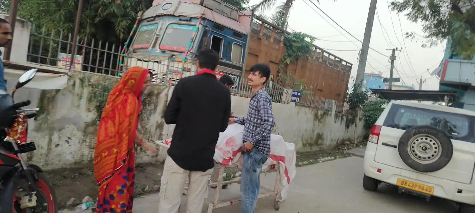 खड़ी ट्रक से टकराई देव ट्रैवल्स बस, खलासी की मौत, आधा दर्जन से अधिक यात्री जख्मी