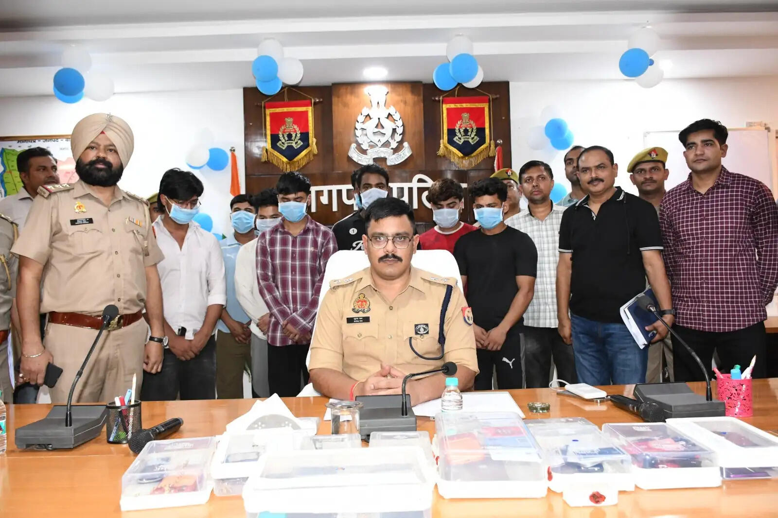 बागपत में साइबर ठगी गिरोह का भंडाफोड़, 8 आरोपी गिरफ्तार,