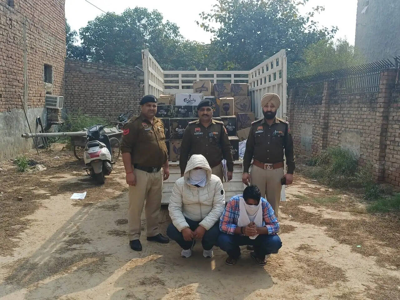 सिरसा: शराब से लदी पिकअप गाड़ी पकड़ी, दो गिरफ्तार