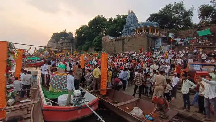 महेश्वर में काशी विश्वनाथ ने किया नर्मदा में नौका विहार, सोमवार को दो शिव डोलों का होगा मिलन