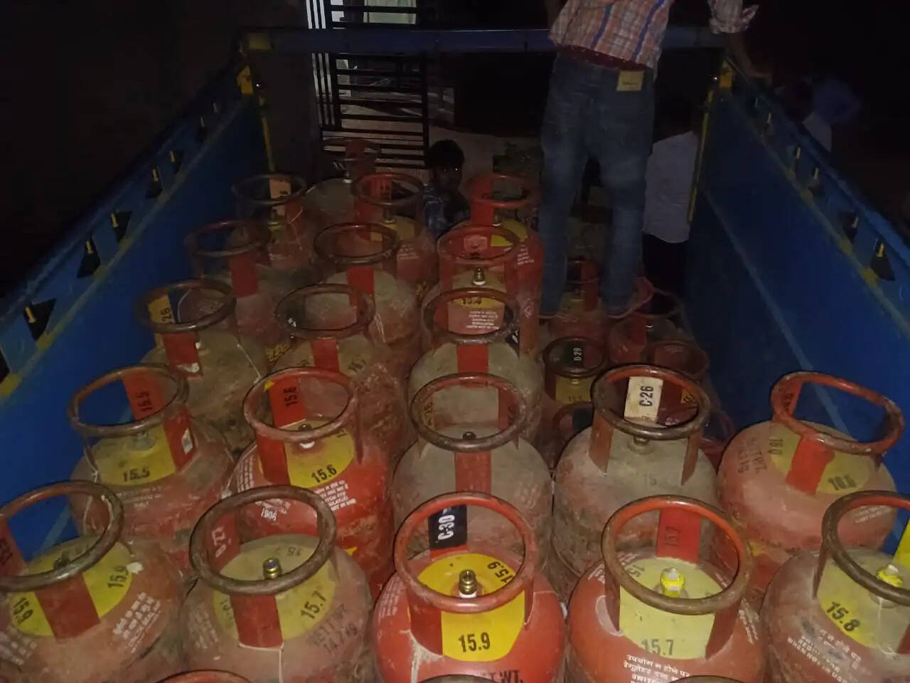 एलपीजी कालाबाजारी पर बड़ा एक्शन: 118 सिलेंडर सहित वाहन व उपकरण जब्त