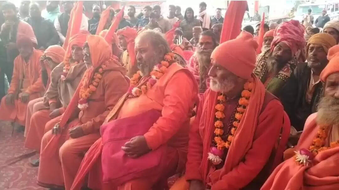 रामनगरिया में आस्था के आगे बौनी दिखी शीतलहर, दिनभर गंगा स्नान और भजन पूजन