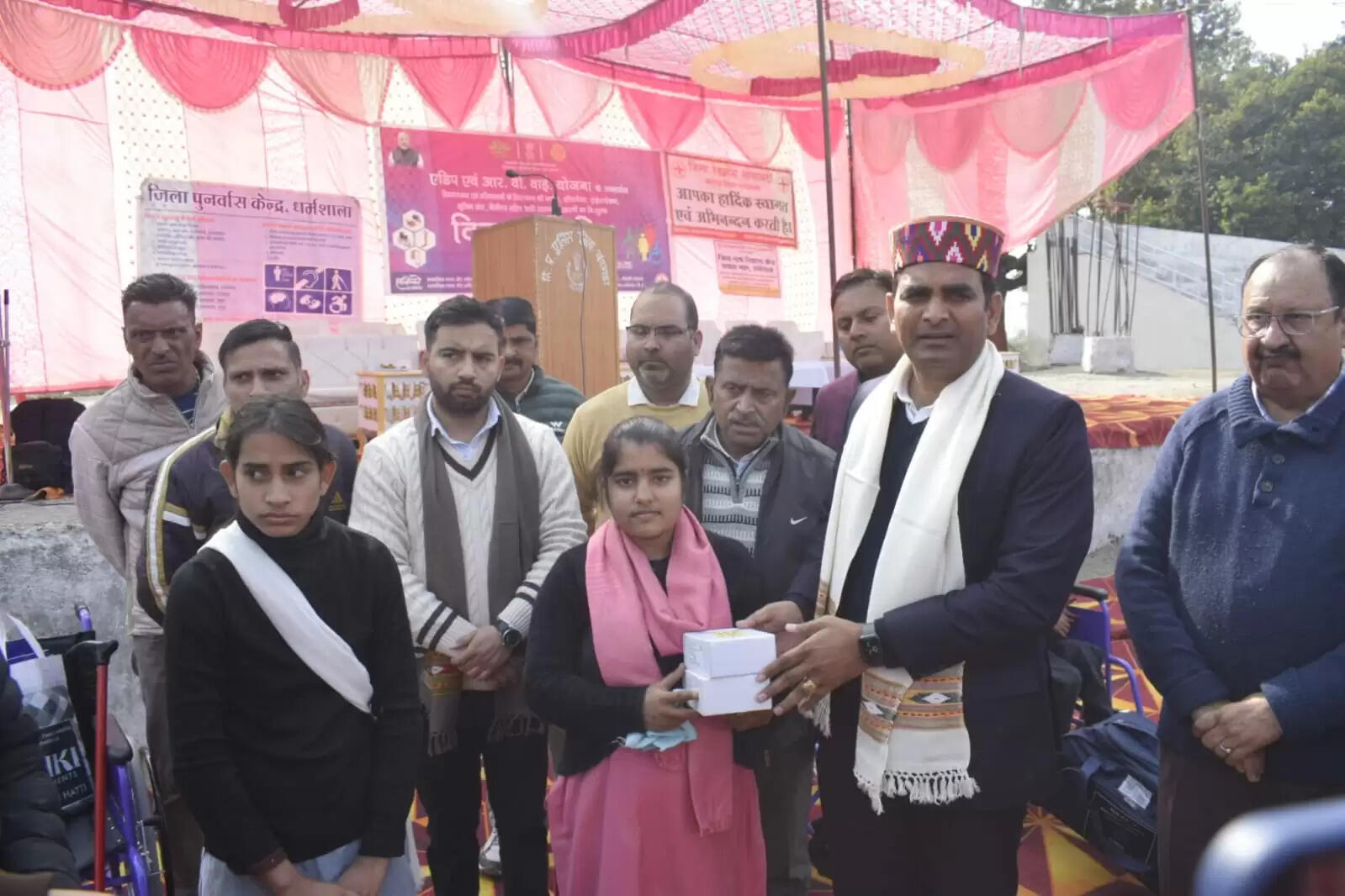 उपायुक्त ने दिव्यांगजन व वरिष्ठ नागरिकों को वितरित किए सहायक उपकरण