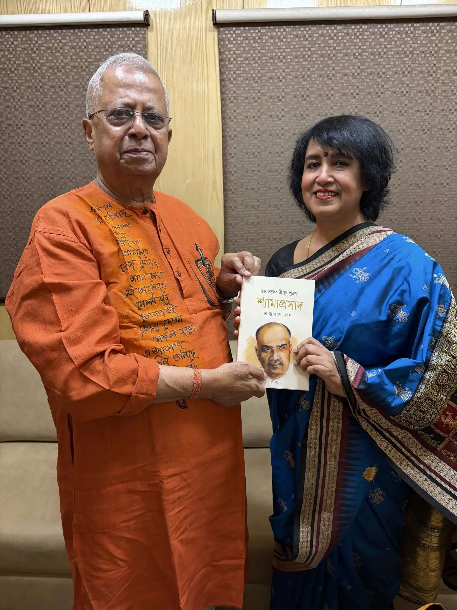 पूर्व राज्यपाल तथागत राय ने तस्लीमा नसरीन को भेंट की अपनी पुस्तक भारत केसरी युगपुरुष श्यामा प्रसाद