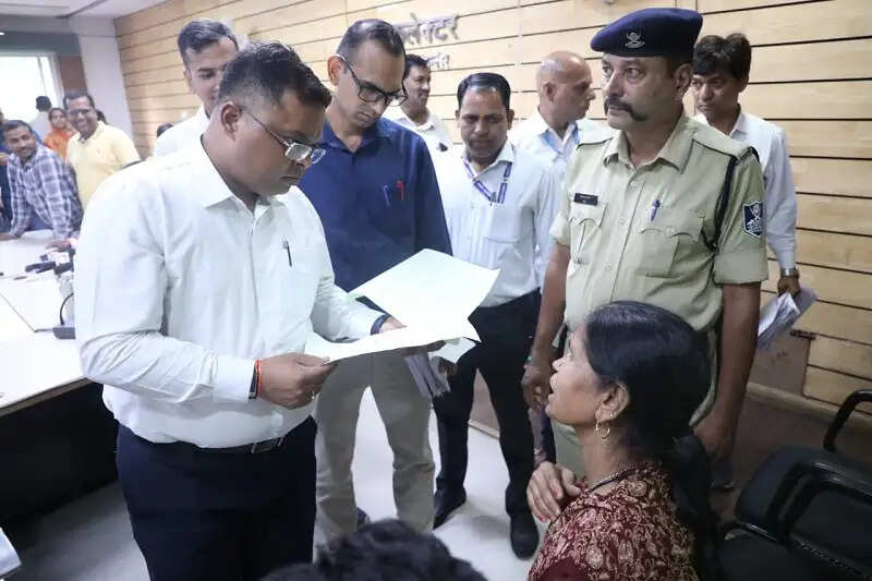 इंदौरः जनसुनवाई में संवेदनशील पहल, कलेक्टर ने जरूरतमंदों को दिलाई त्वरित राहत