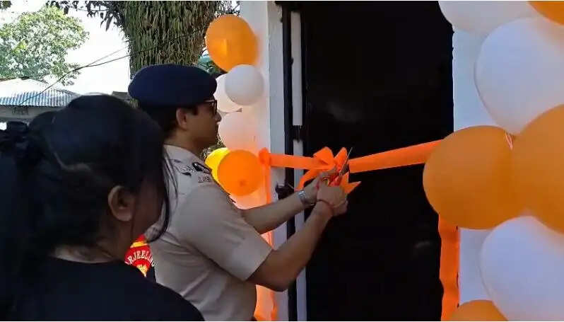 उत्तर बंगाल के आईजी ने&nbsp;भारत-नेपाल सीमा की सुरक्षा का लिया जायजा,&nbsp;पुलिस बैरक का किया उद्घाटन