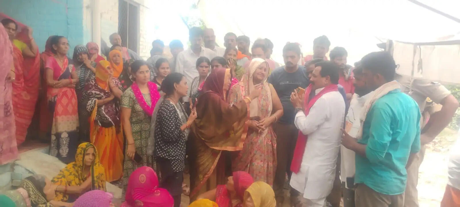 हमले में घायल महिला की मौत से ग्रामीणों में आक्रोश, विधायक के कहने पर अंतिम संस्कार के लिए तैयार हुए परिजन