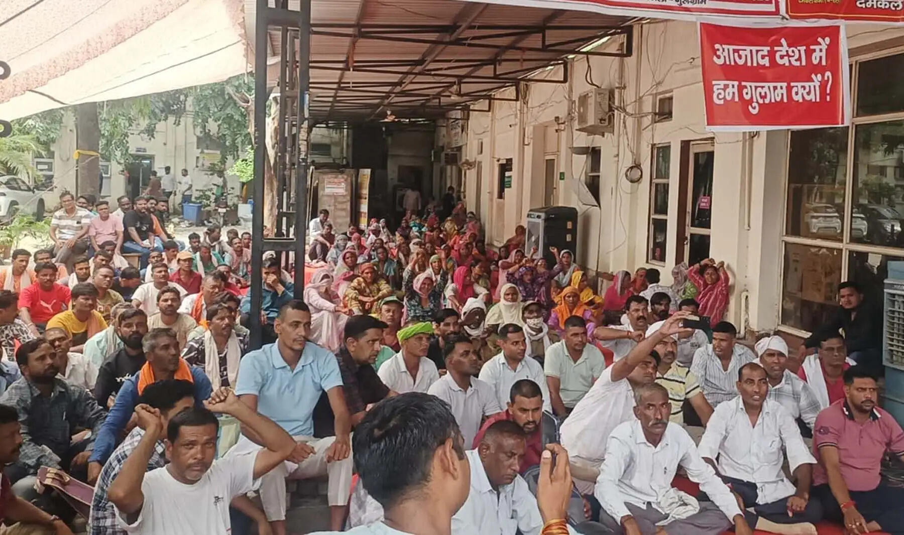 गुरुग्राम: अपनी मांगों के लिए 23वें दिन भी हड़ताल कर गरजे सफाई कर्मचारी