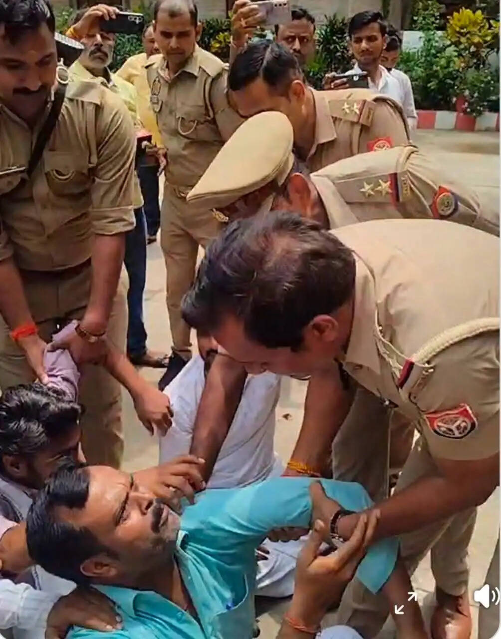 बलिया पहुंचे योगी सरकार के मंत्री का कांग्रेस ने किया विरोध, लगाए 'गो बैक' के नारे
