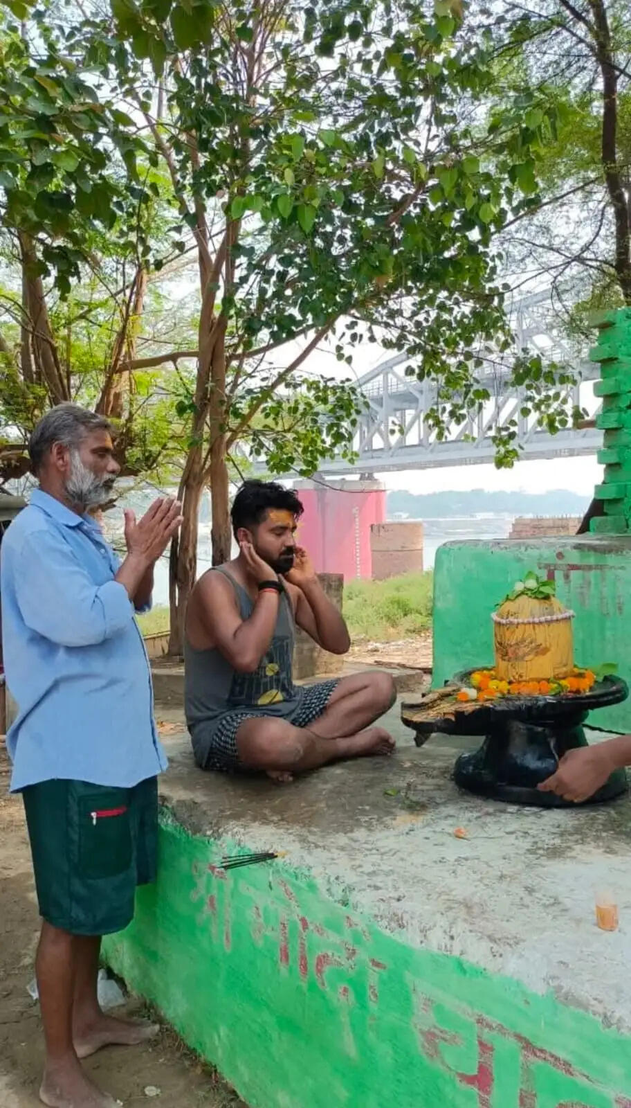 (अपडेट) वाराणसी : गंगा में मछुआरों के जाल में फंसा दुर्लभ शिवलिंग, दर्शन के लिए उमड़ रही भीड़