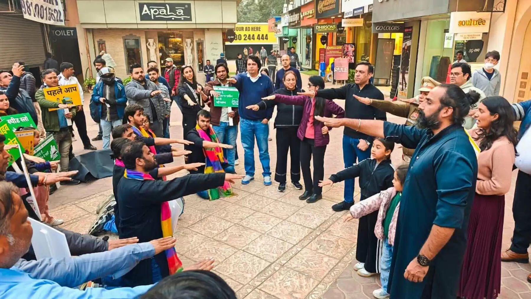 गुरुग्राम: नुक्कड़ नाटक से दिया सडक़ सुरक्षा जागरुकता का संदेश