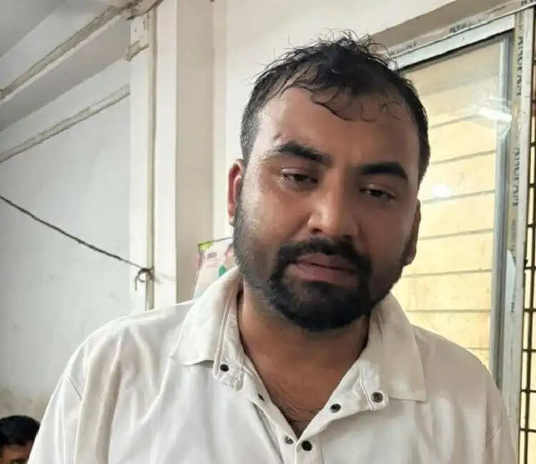 पुलिसकर्मियों पर हमला करने के आरोप में व्यक्ति गिरफ्तार