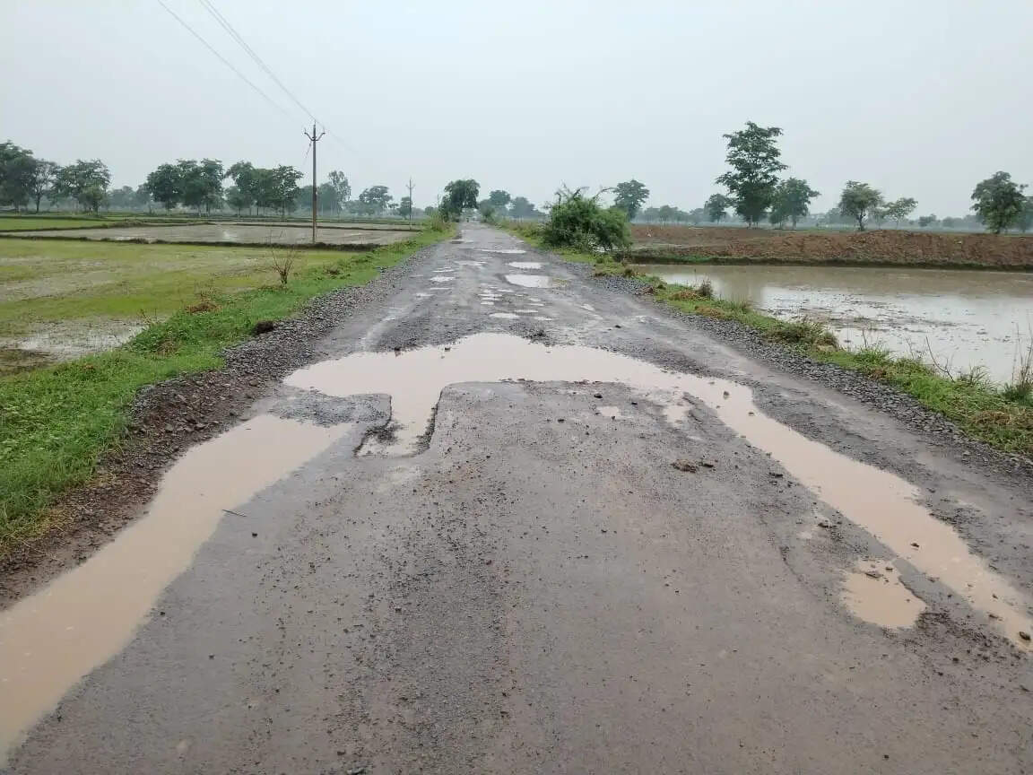 मेघा-खैरझिटी मार्ग बदहाल, जिम्मेदारी के फेर में फंसी मरम्मत, ग्रामीण परेशान