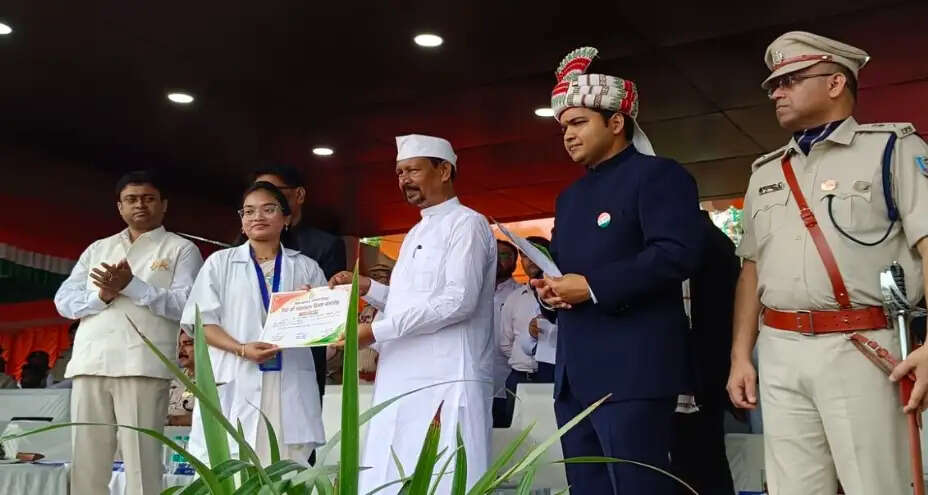 शहीदों के सपनों का झारखंड बनाने के लिए सरकार प्रतिबद्ध : मंत्री दीपक बिरुवा