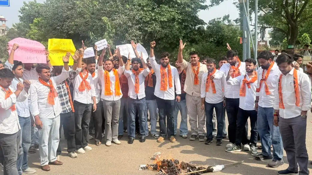 ‘अराजकता हटाओ, संविधान अपनाओ’ के नारे के साथ एबीवीपी का प्रदर्शन