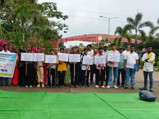 अनूपपुर: आदर्श आदिवासी स्कूल में 9वीं से 12वीं तक उन्नयन की मांग,अभिभावक संघ की हड़ताल दूसरे दिन भी जारी