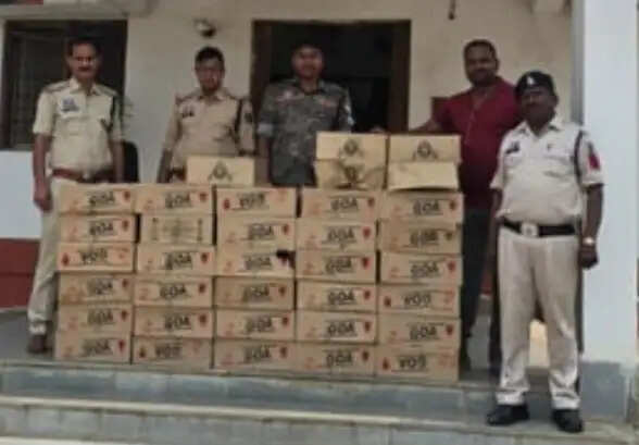 पुलिस की छापेमारी में सूने मकान से 35 पेटी अवैध अंग्रेजी शराब, एक स्कूटी व एक माेटरसाइकिल जब्त