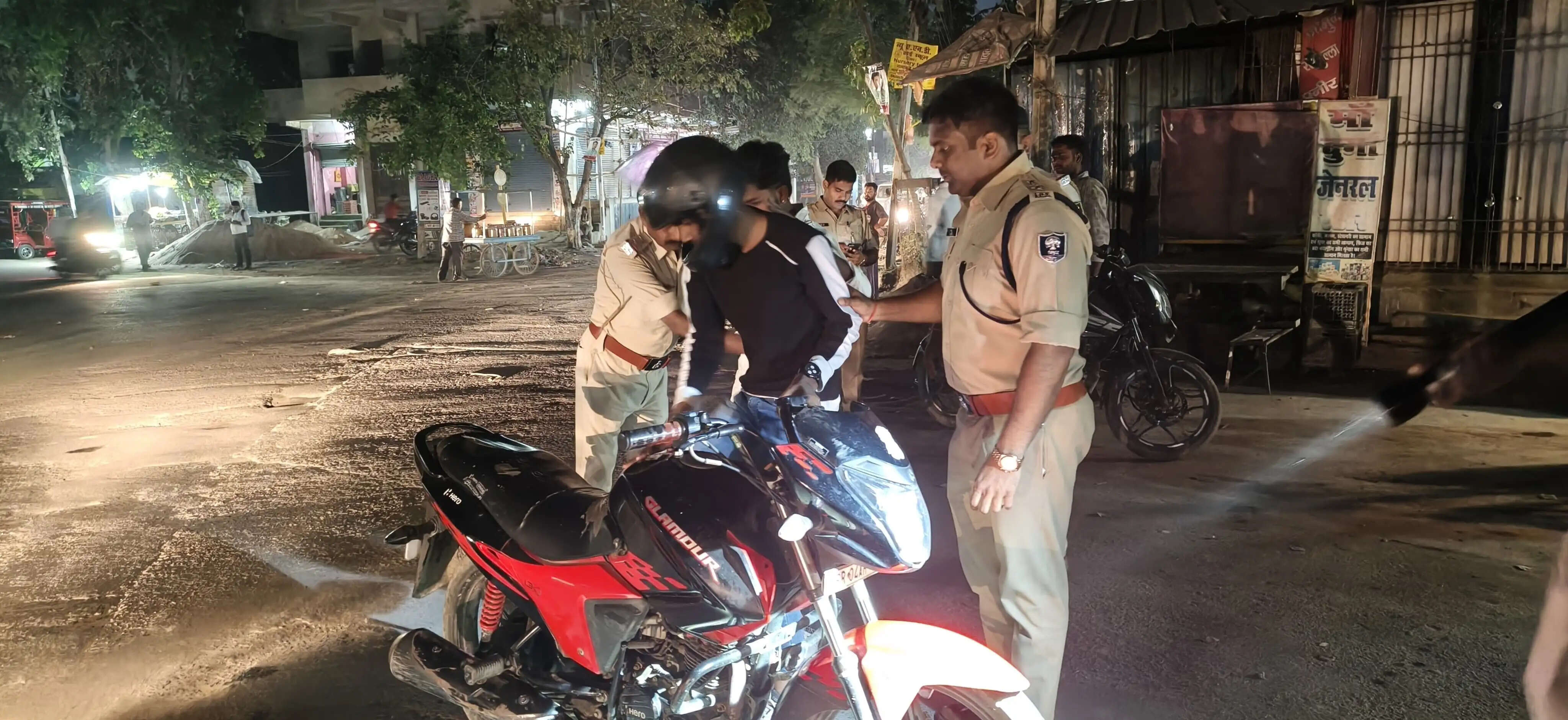 सारण में वाहन जांच अभियान का एसएसपी ने किया देर रात औचक निरीक्षण