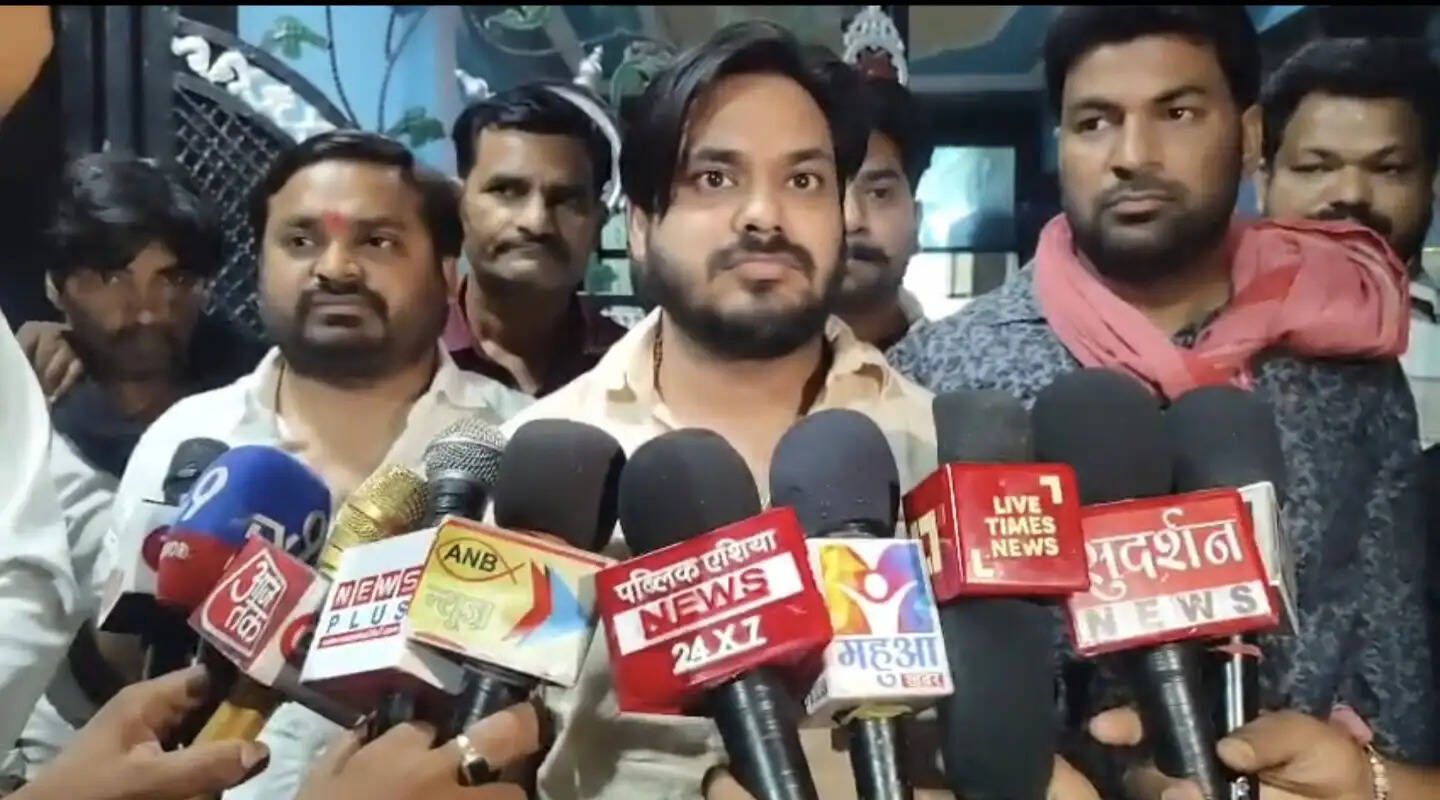 सपा विधायक महाराजी प्रजापति के आवास पर देर रात हंगामा, कई लोगों पर एफआईआर दर्ज