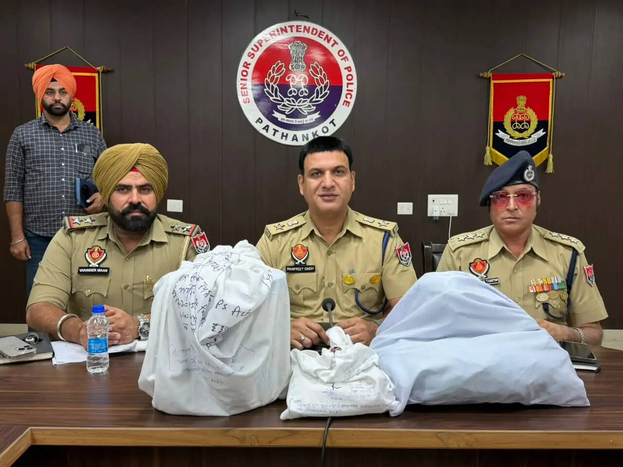 पठानकोट में तस्करी मॉड्यूल की&nbsp;एक महिला सहित दो संचालक गिरफ्तार,7.8 किलो हेरोइन बरामद