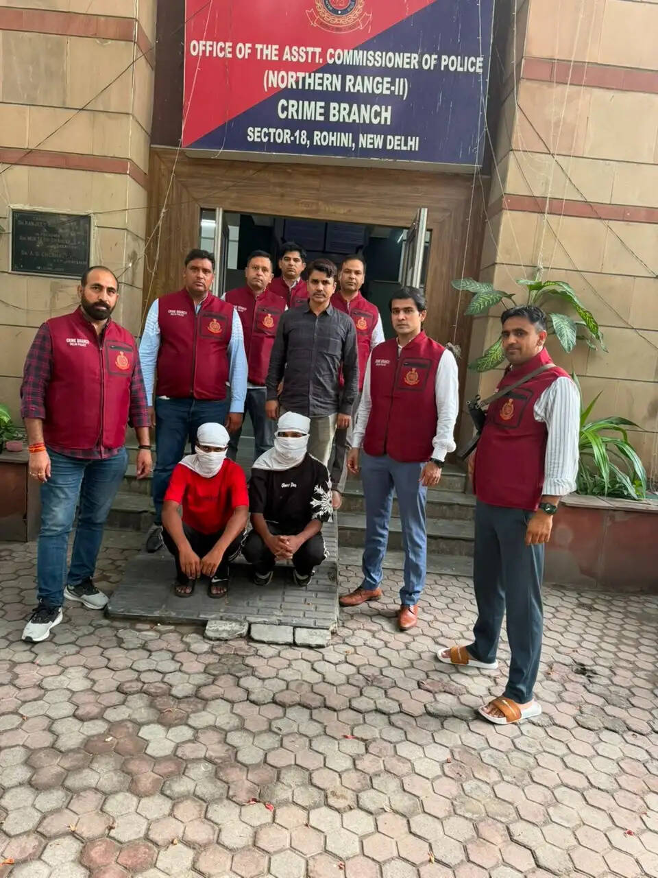 बवाना हत्याकांड के दो शार्प शूटर मुठभेड़ के बाद गिरफ्तार, एएसआई की बुलेटप्रूफ जैकेट में लगी गोली