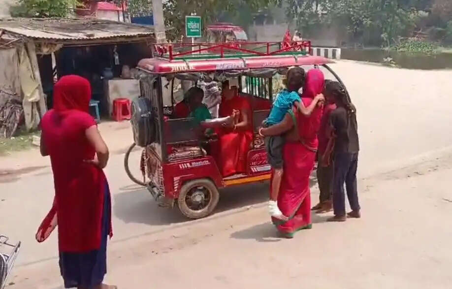 तेज रफ्तार कार ने 4 बच्चों को मारी टक्कर, 2 की हालत गंभीर