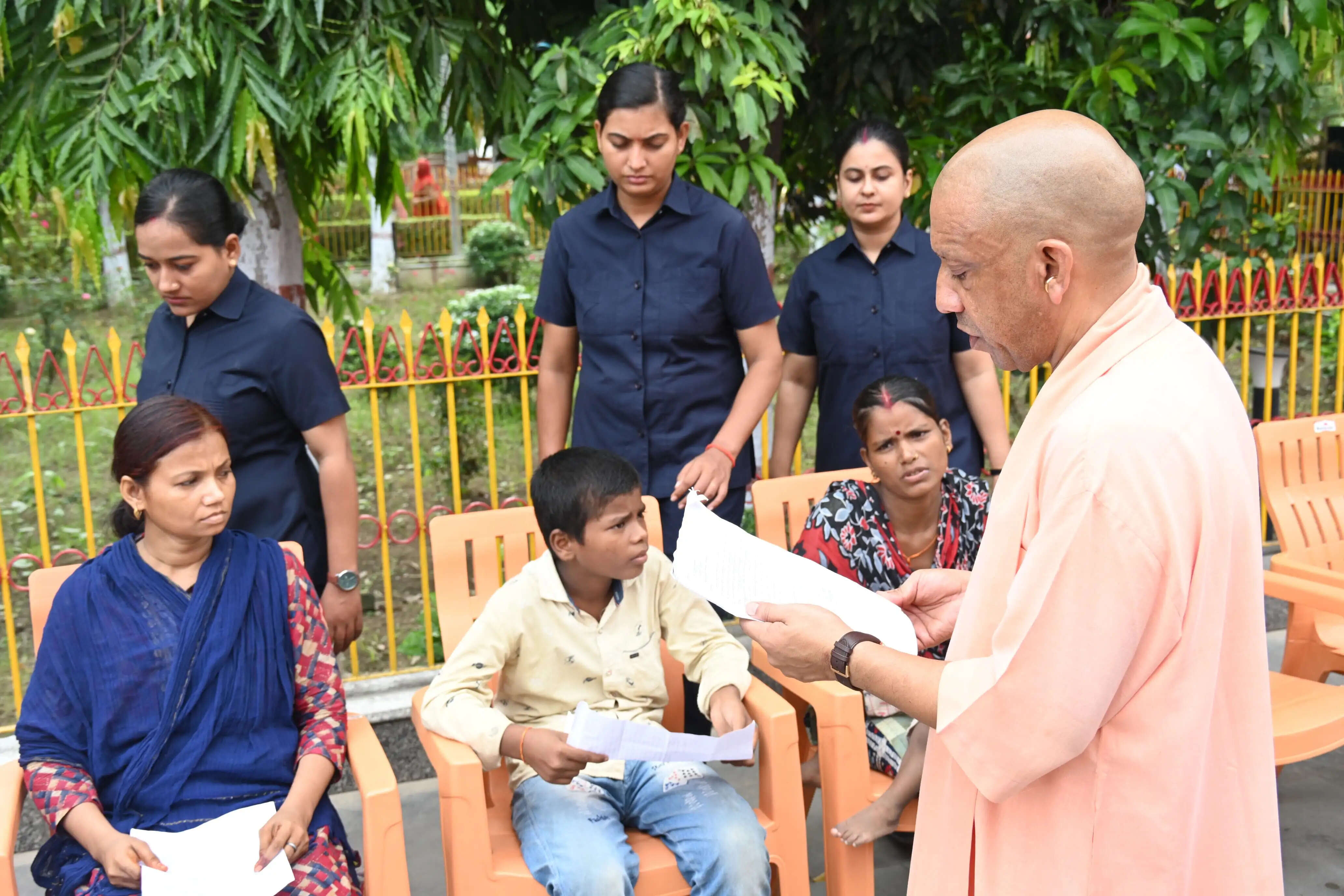 घबराइए मत, कराएंगे हर समस्या का समाधान : याेगी आदित्यनाथ