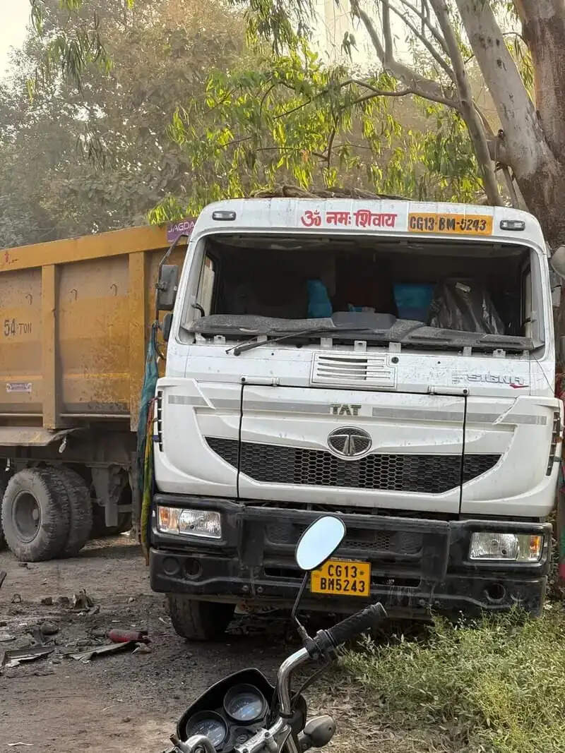 दर्री में ट्रेलर और हाइवा की आमने-सामने टक्कर, चालक की मौत