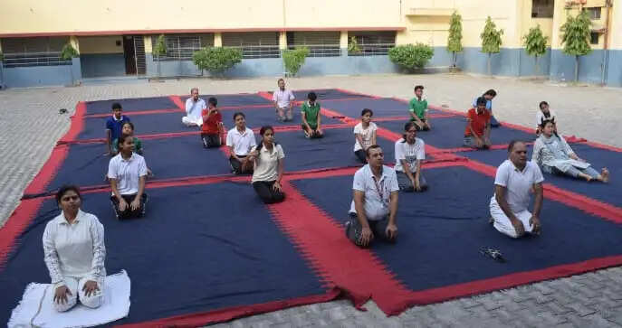 आर्मी पब्लिक स्कूल फतेहगढ़ में ब्रिगेडियर की देख रेख में मनाया गया अंतराष्ट्रीय योग दिवस