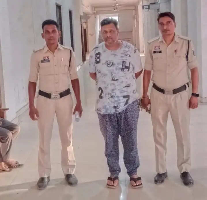 खरसिया में ऑनलाइन आईपीएल सट्टा नेटवर्क का भंडाफोड़, सट्टे और लेन-देन का हिसाब रखने वाला सुभेष अग्रवाल गिरफ्तार