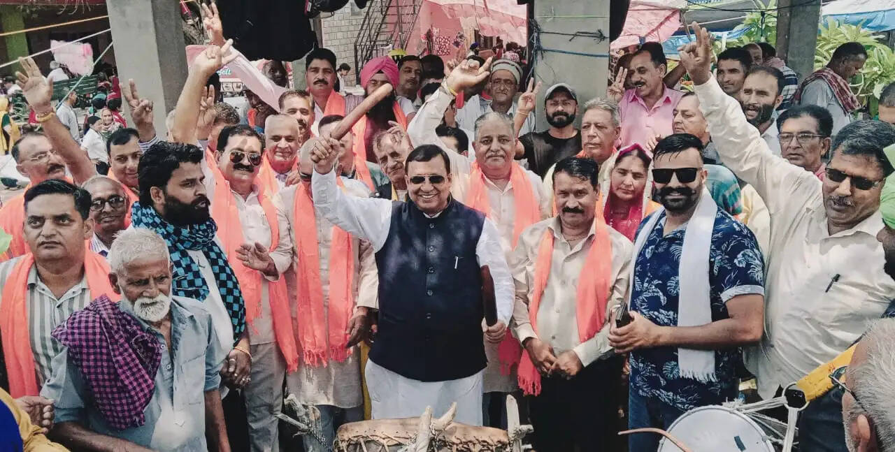 पिपलू मेले में पूर्व मंत्री वीरेंद्र कंवर ने की पूजा-अर्चना, बजाया पारंपरिक टमक