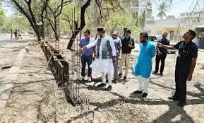 घटिया निर्माण पर बिफरे मंत्री विश्वास सारंग, इंजीनियर को लगाई फटकार