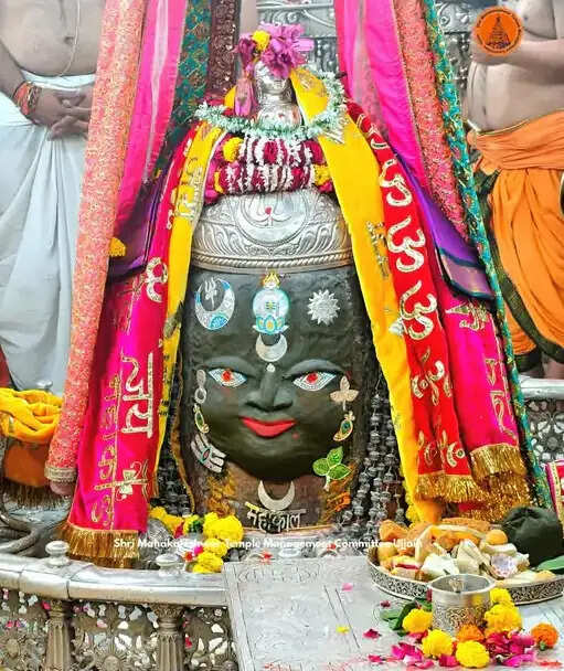 उज्जैन:&nbsp;महाकाल ने धारण किया रजत चंद्र-त्रिशूल और मुकुट, भांग-चंदन से हुआ दिव्य श्रृंगार