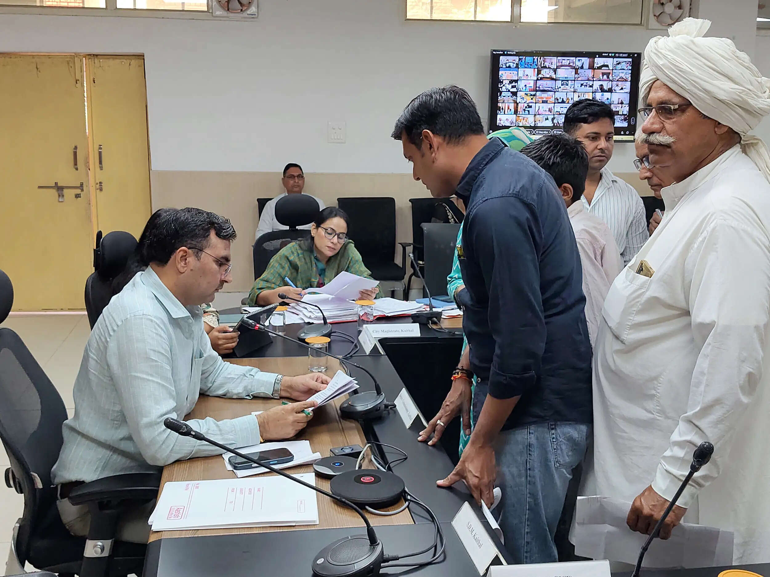कैथल: जलभराव से लेकर राशन कार्ड तक की समस्याएं लेकर पहुंचे लोग, एडीसी ने दिए समाधान के निर्देश