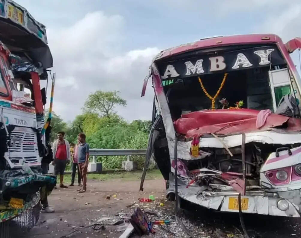 सागर : पीरघाट पुल पर ट्रक और स्लीपर बस की भीषण टक्कर, 10 से अधिक यात्री घायल