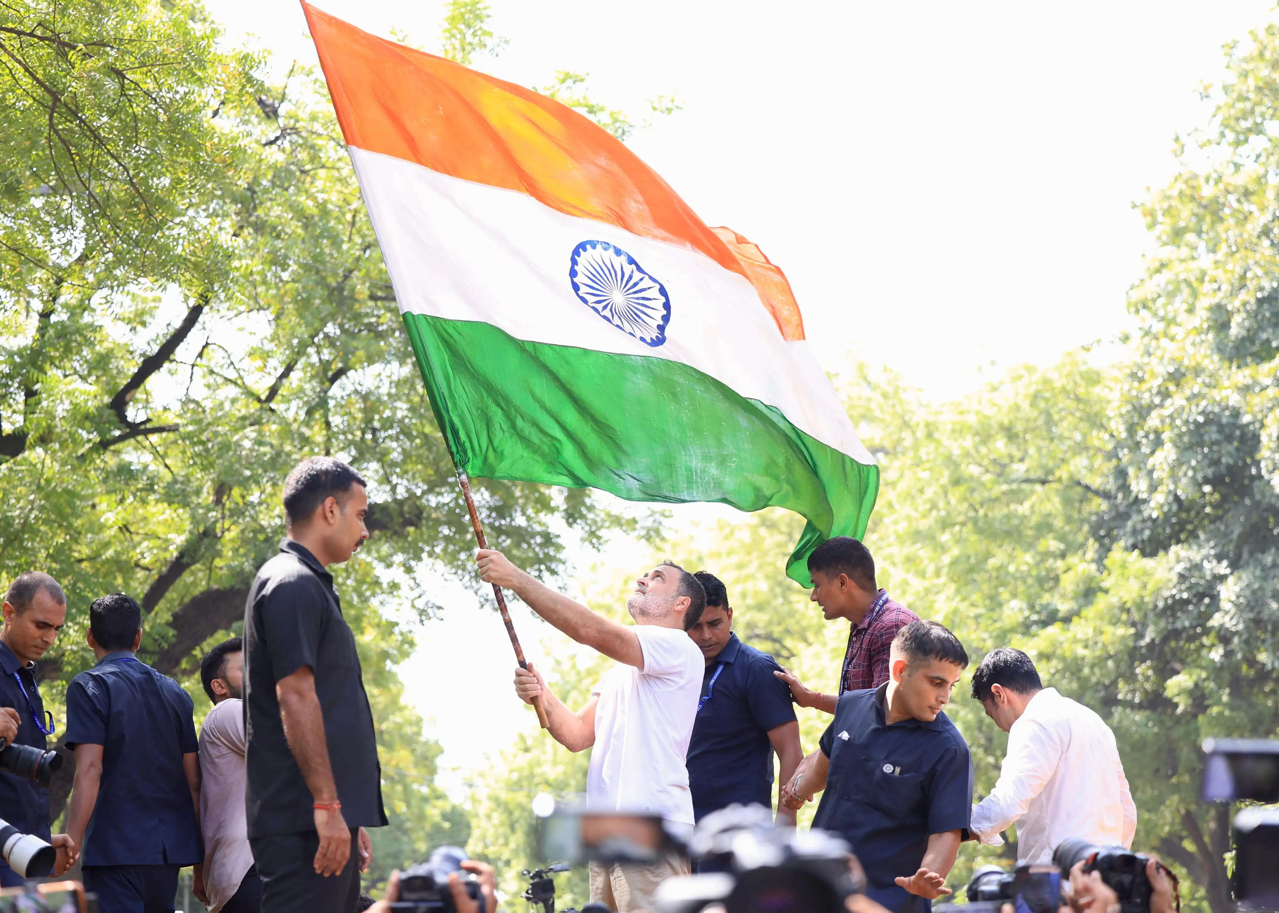 (अपडेट) चुनाव आयोग तक मार्च पर अड़ा विपक्ष, राहुल-प्रियंका आकाशवाणी भवन में धरने पर बैठे